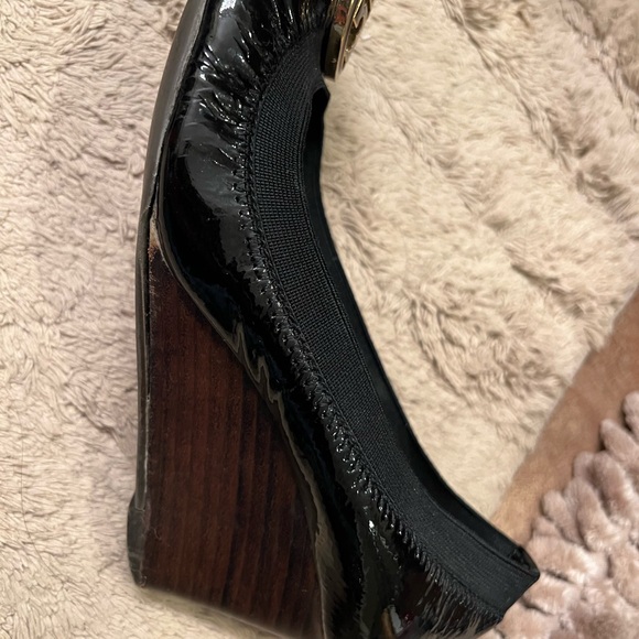 Tory Burch Caroline Patent Elastic Wedge - Picture 11 of 13
